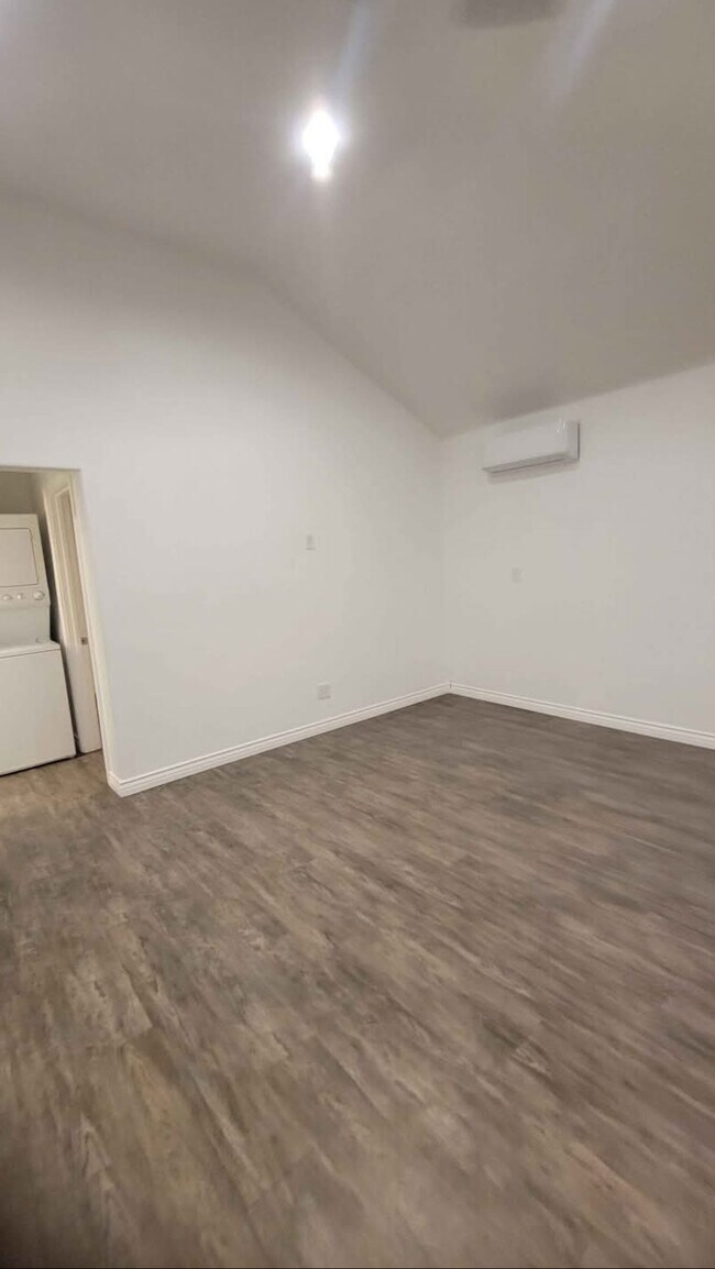 Livingroom area. - 1276 N Hamilton Blvd