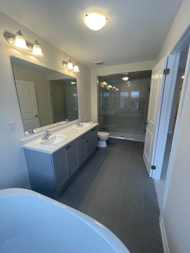 Building Photo - 72 Grassbourne Av