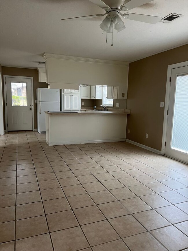 Building Photo - Available NOW- 101 Willow Drive