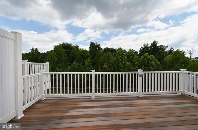 Building Photo - 7575 Willow Bottom Rd