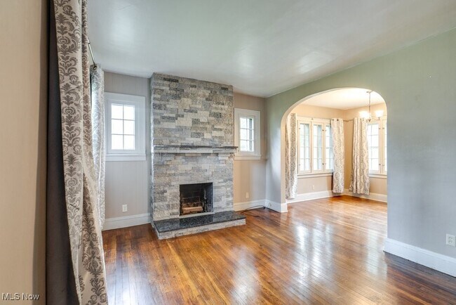 Building Photo - 525 Roslyn Ave