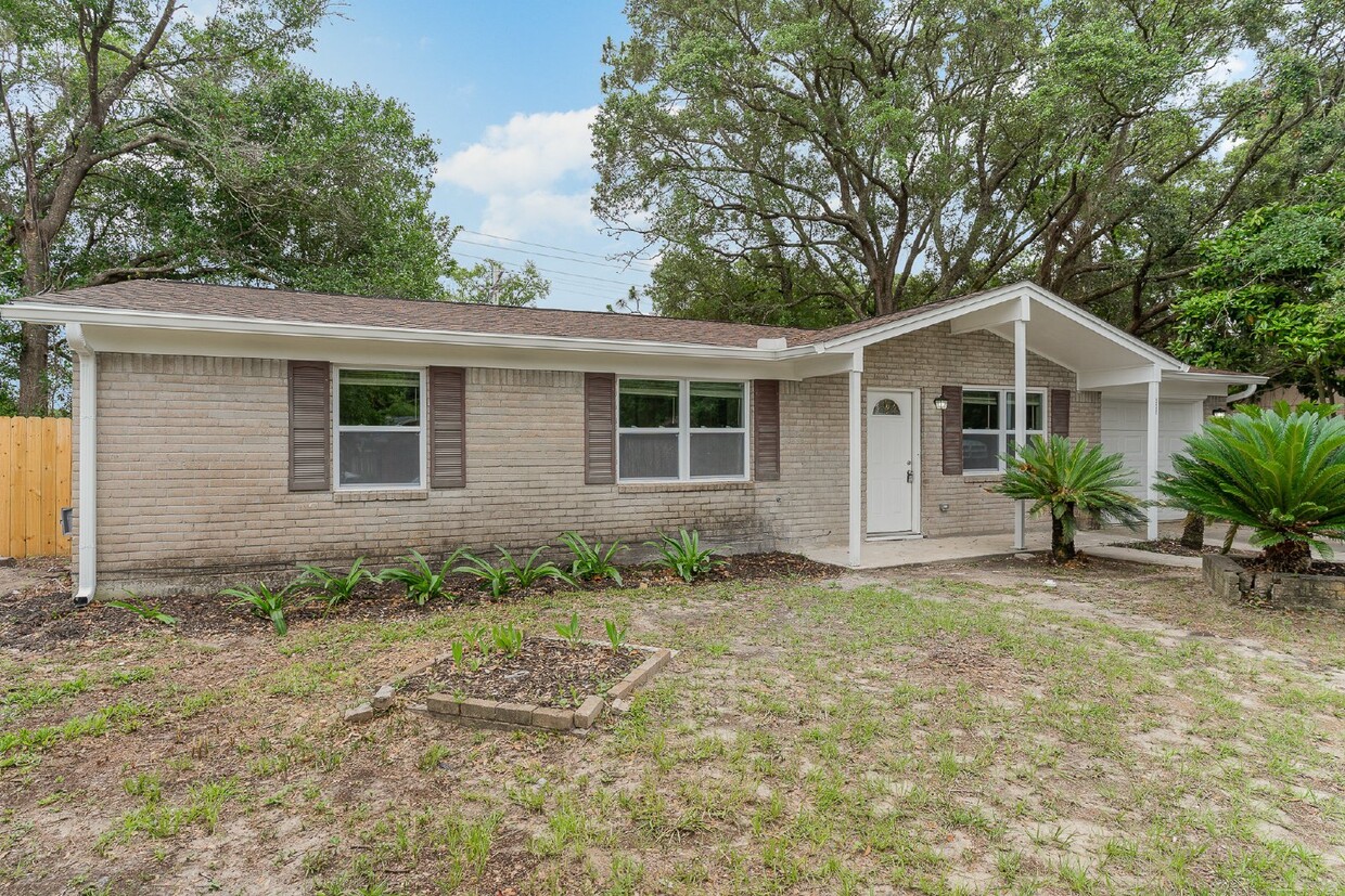 Foto principal - "Spacious 4-Bedroom, 2-Bath Home with Fenc...