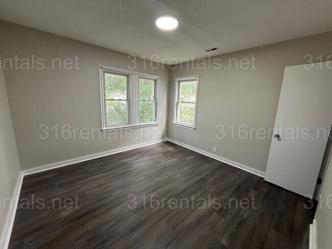 Foto del edificio - $1245 - 4 bedroom / 1 bathroom - Beautiful...