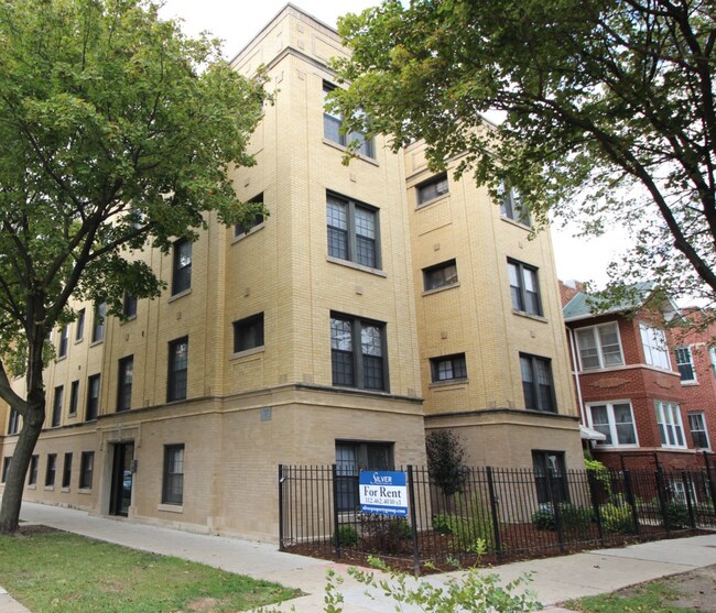 Exterior del edificio (estacionamiento gratuito en la calle) - 3110 W Sunnyside Ave