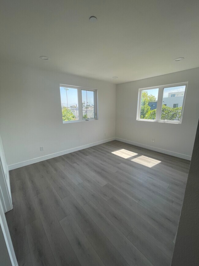 Foto del edificio - 1156 W 38th St