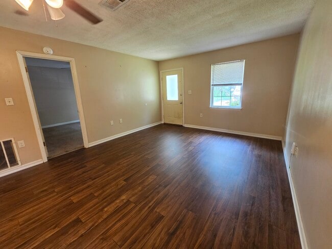 Building Photo - 401 E Lawnwood Ave