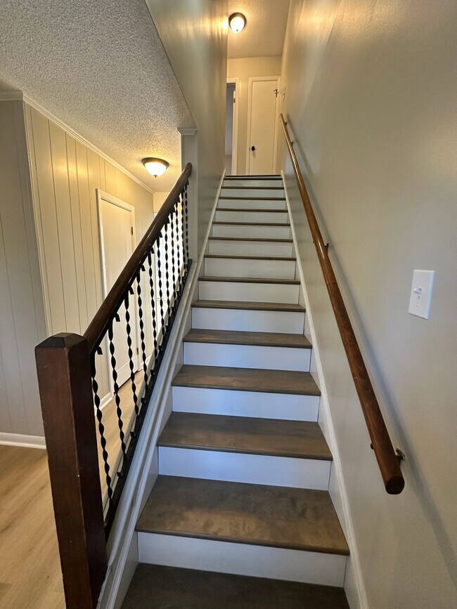 Building Photo - Beautiful 2 Bedroom 1.5 Bath Townhome Near...