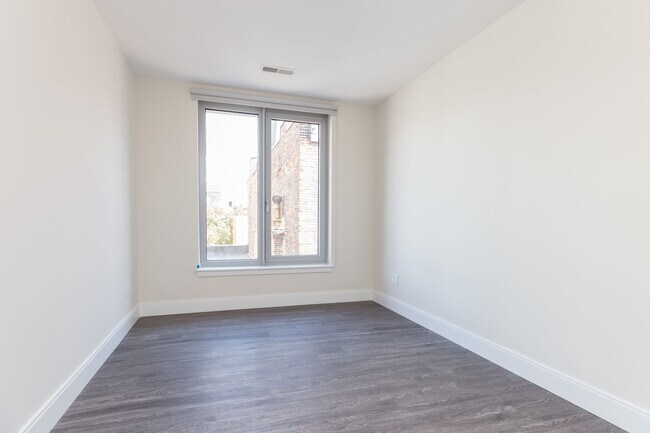 Foto del edificio - Large Renovated Unit in South End, Stainless Steel Kitchen Appliances, Laundry on a Site