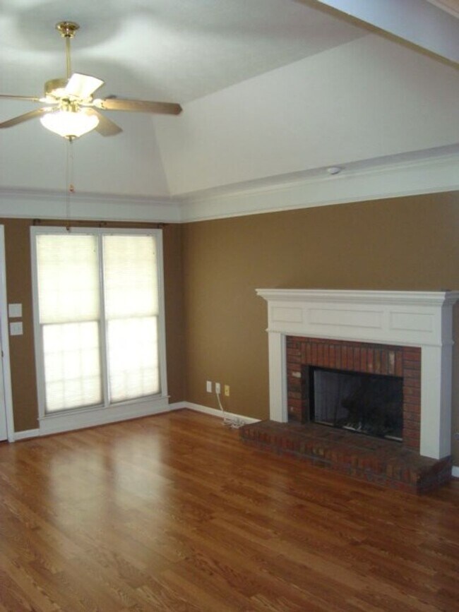 Building Photo - 4 Bedroom Home Available in August!