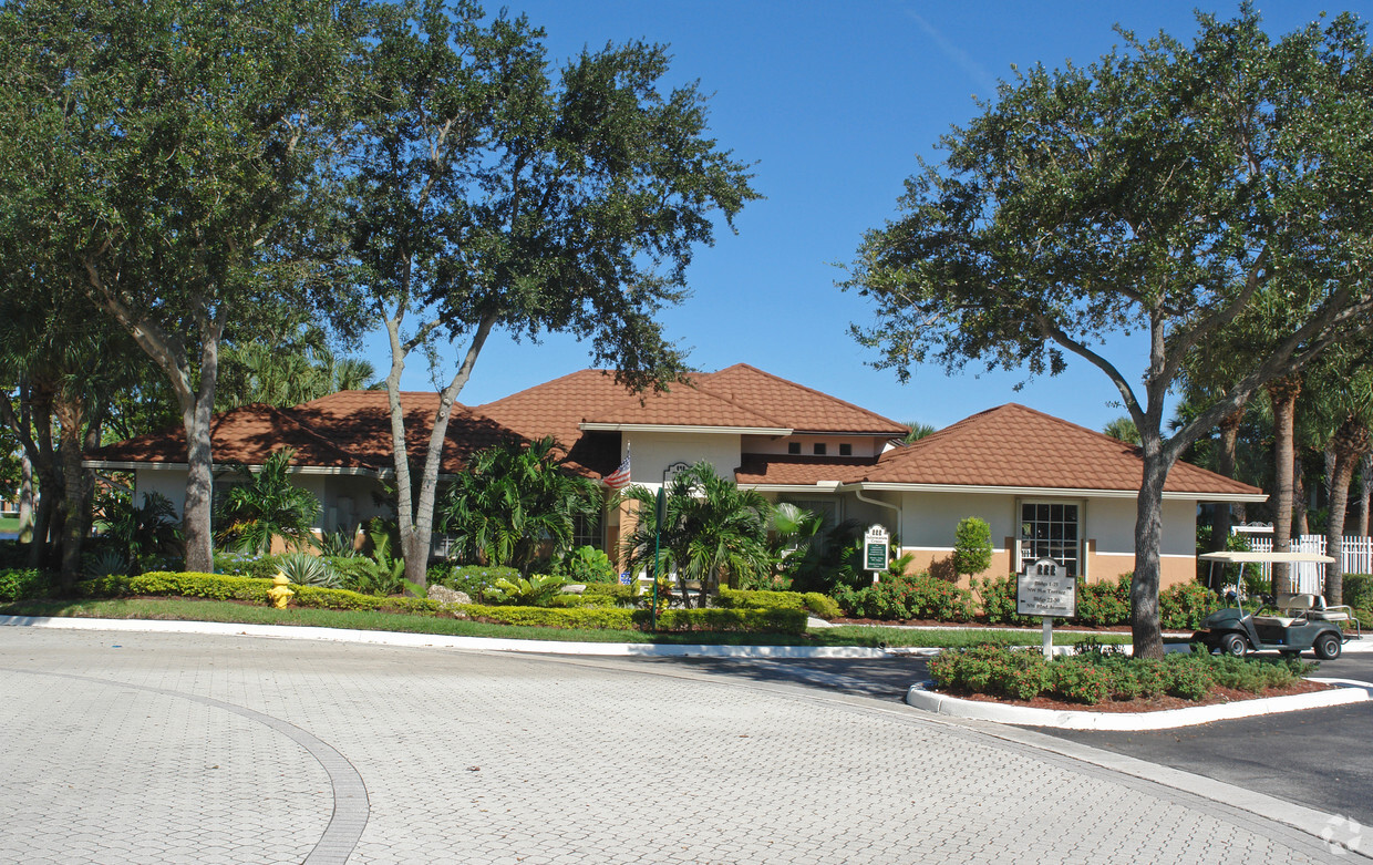 Building Photo - The Colonnades At Plantation