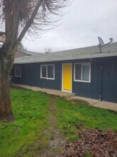 Building Photo - 8723-8723 SE Reedway St