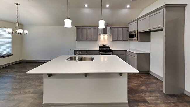 Building Photo - Stunning 3 Bedroom 2 Bath Home in Yukon Schools