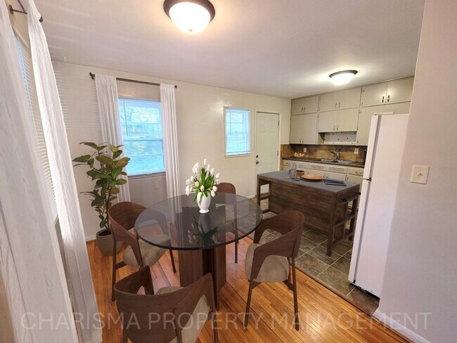 Foto del edificio - SPACIOUS TWO BEDROOM ONE BATH DUPLEX!! GRE...