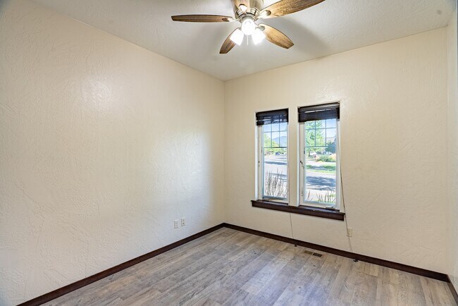 Foto del edificio - 6649 N Madellaine Dr