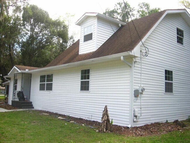 Building Photo - 5654 SE Poinciana Rd