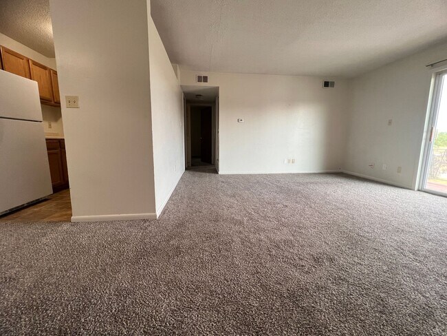 Foto del edificio - 2 Bedroom 1 Bath Balcony Apartment Available