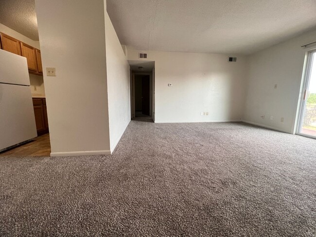 Building Photo - 2 Bedroom 1 Bath Balcony Apartment Available