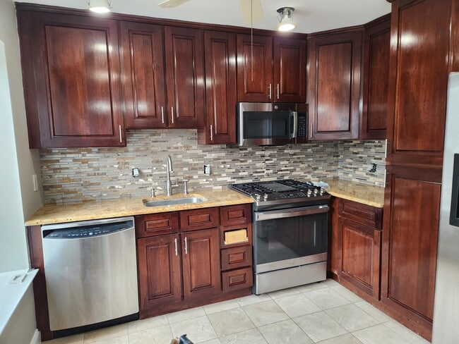 Building Photo - 131 Country Club Dr