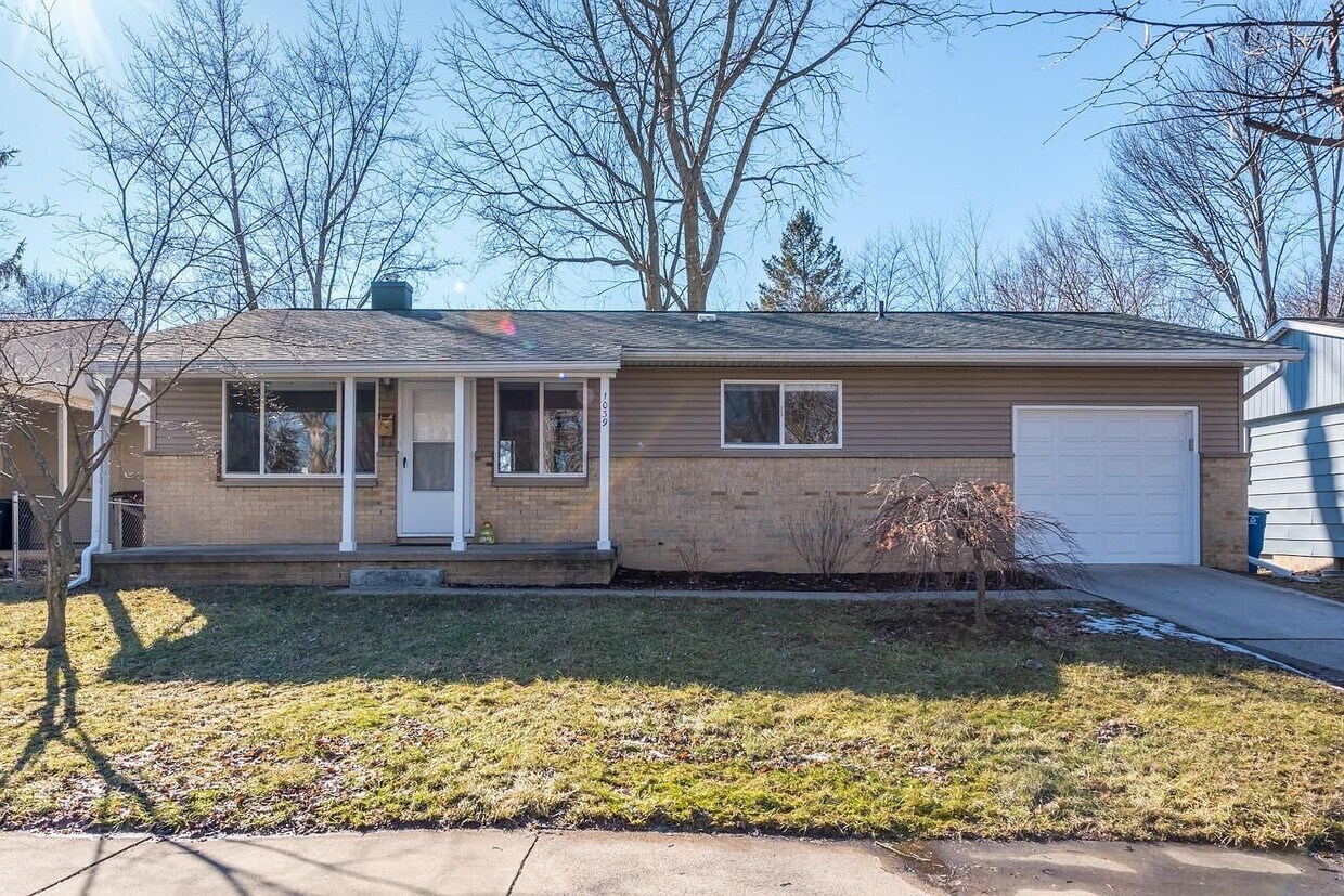 Primary Photo - 1039 Westaire Way