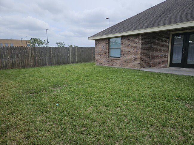 Fenced backyard - 2108 Treasure Oaks Dr