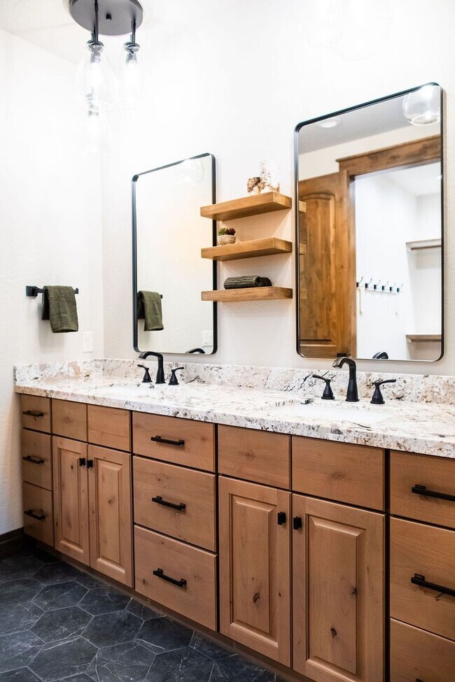 Building Photo - Beautiful 5 Bedroom Flagstaff Home