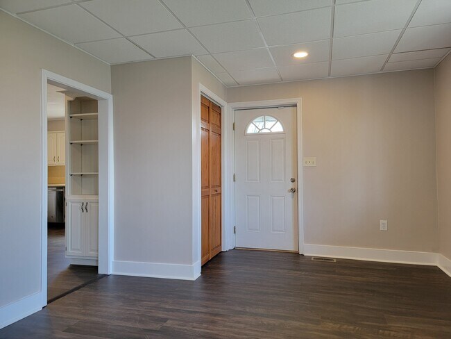 Foto del edificio - 285 Limerock Rd