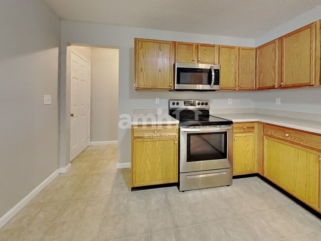 Foto del edificio - 674 Springtree Lane