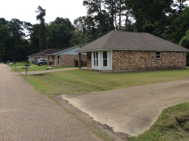 Foto del edificio - 44107 Lake Village Rd