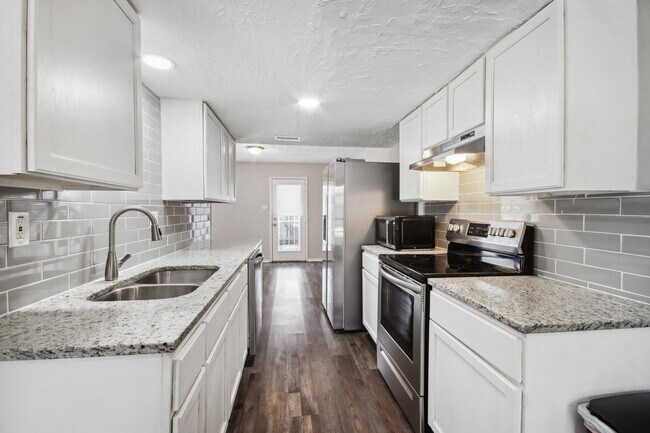 Foto del edificio - Newly Remodeled Townhome