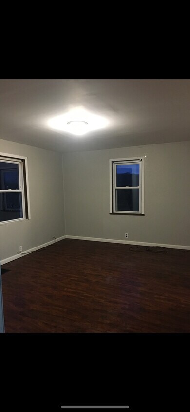 Building Photo - 105 8th St