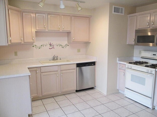 Photo - 2 Bedroom, 1.5 Bath Home Available Now! SE...