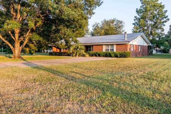Building Photo - 3/2 Brick House with Solar Panels in Crest...