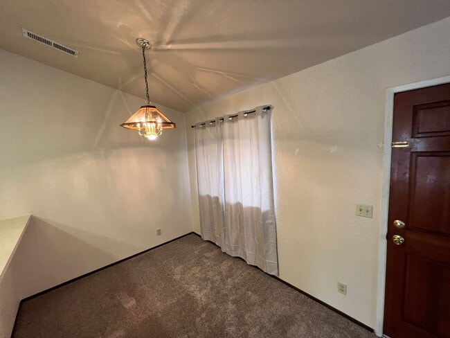 Building Photo - 929