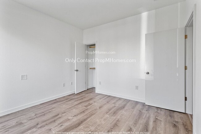 Building Photo - Charming One Bedroom Ground Level Unit in the Heart of NE!