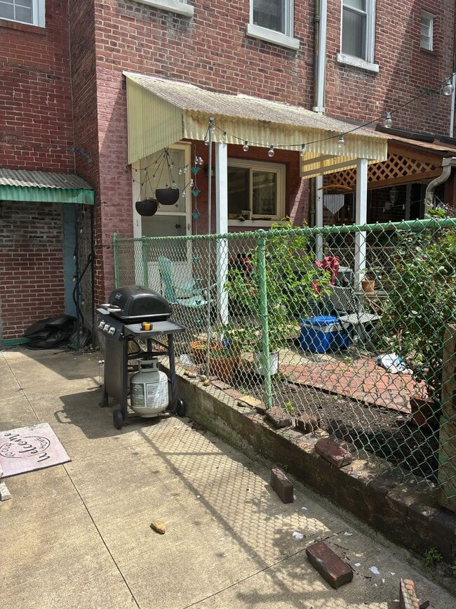 Building Photo - 4416 Plummer St