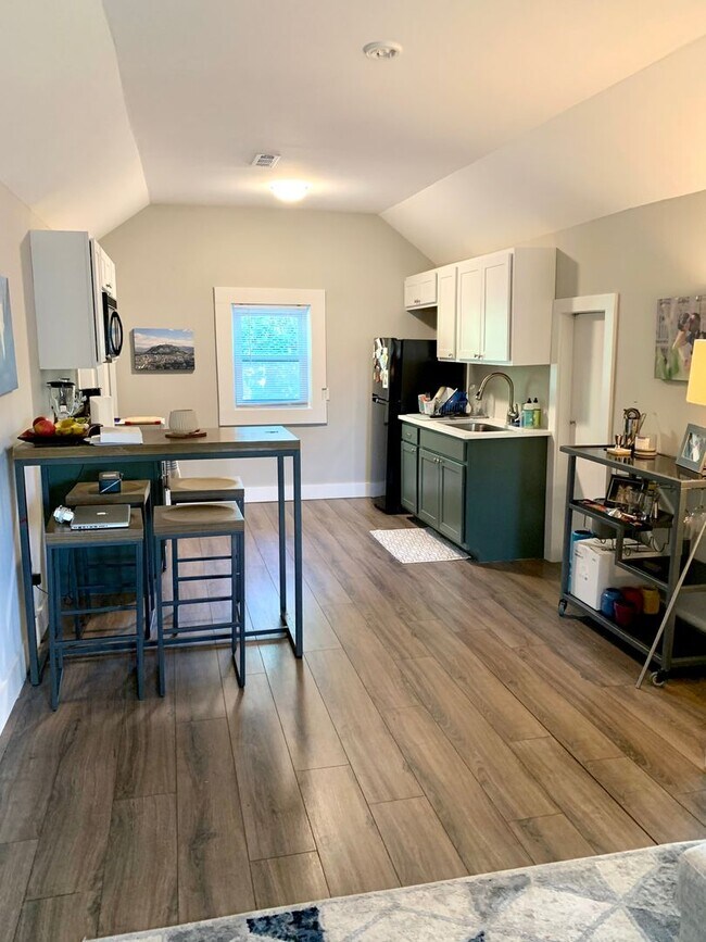 Building Photo - Modern 1 Bedroom Upstairs Apartment in Mad...