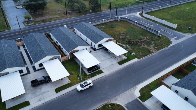 Building Photo - 608 Oriole Rd