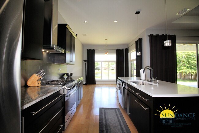 Foto del edificio - Stunning 4 Bedroom Custom Built Lake Front Home!