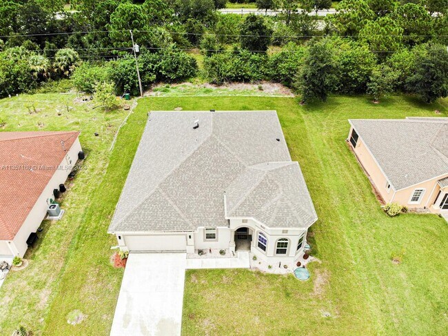 Building Photo - 159 SW Felix Ave