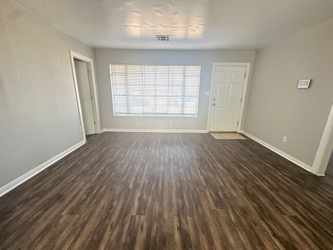 Building Photo - Move in ready - 3 Bed - 1 Bath!