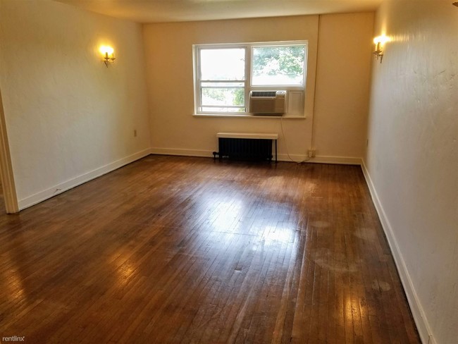 Building Photo - 1 br, 1 bath Apartment - 5700 Munhall Road #6