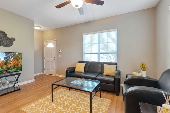 Building Photo - Modern 3-Bed, 3-Bath Townhome with Stylish Upgrades in Condo Community