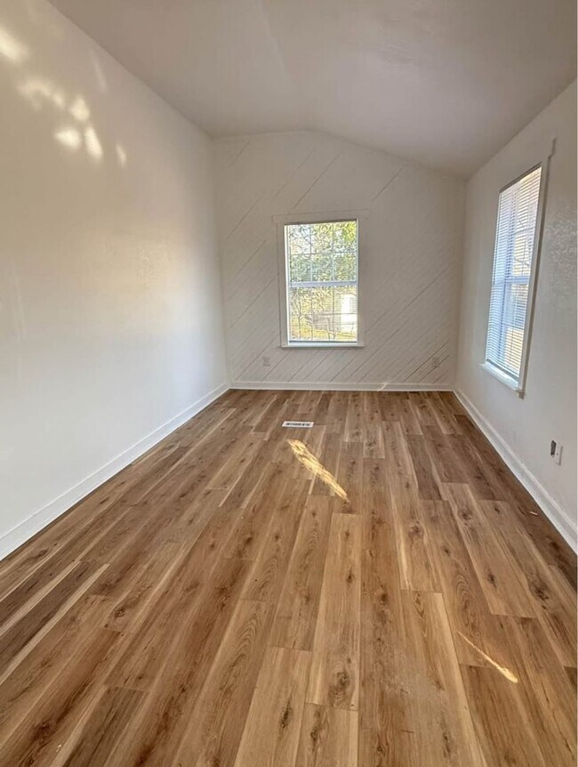 Foto del edificio - Charming Fully Remodeled 3-Bedroom, 1.5-Bathroom Home in Bryant – Modern Finishes and Large Yard!