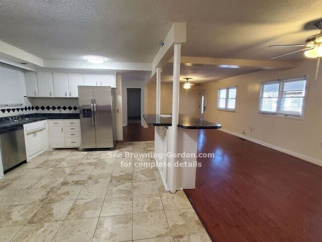 Building Photo - Three Bedroom, Two Bath Duplex off of McGa...