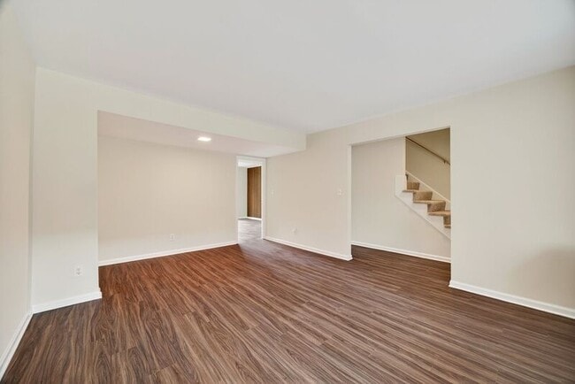 Building Photo - 94 Woodlake Dr