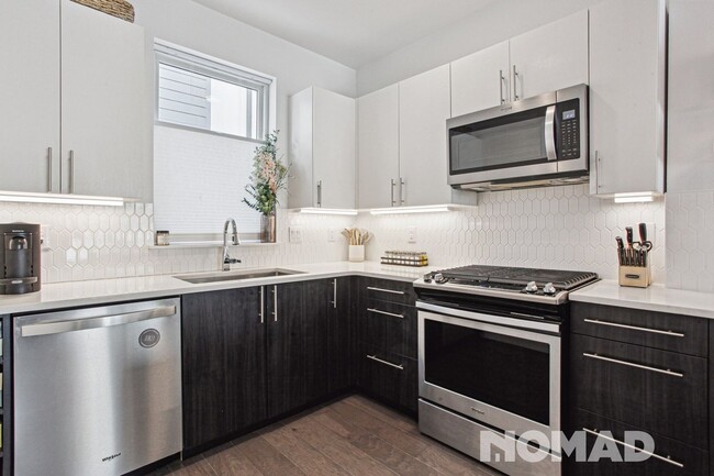 Foto del edificio - Furnished 2BR Townhome in Jefferson Park -...