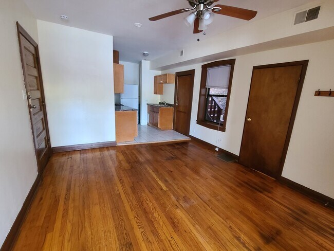 Building Photo - 1403 W Diversey Pkwy