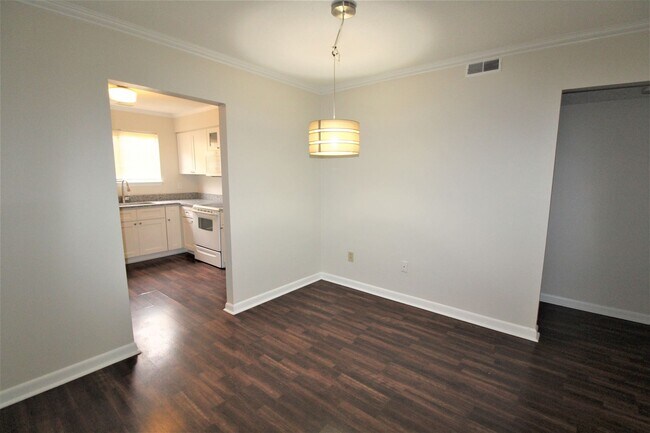 Building Photo - 2 Bedroom Condo in South Park!