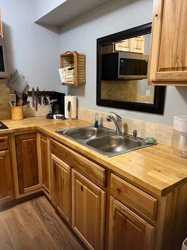 Foto del edificio - 1345 Brant Cir