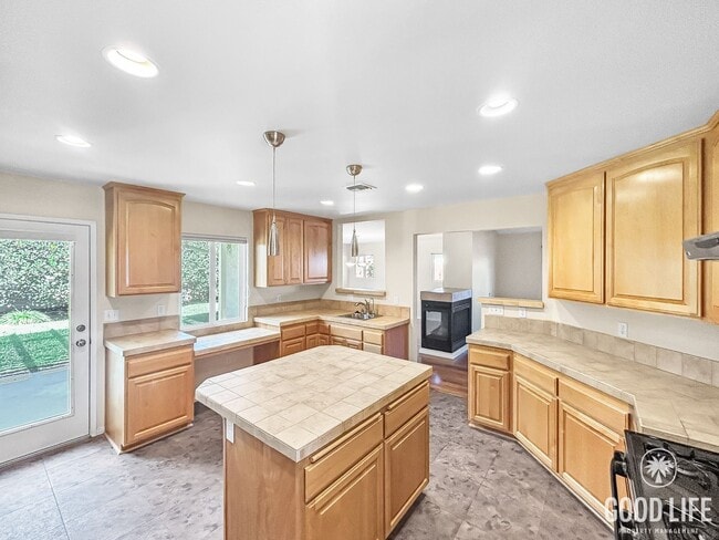 Foto del edificio - Beautiful 4BD/2BA W/ Large Backyard, AC, a...